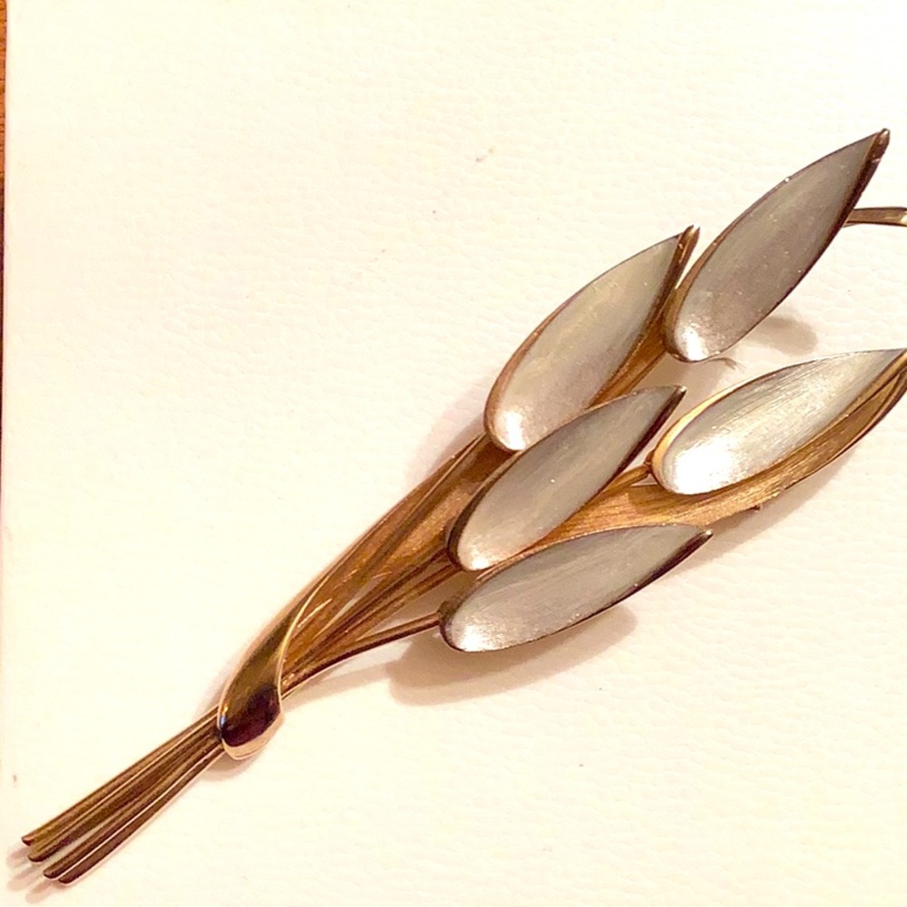 Vintage Kramer White Enamel & GoldTone brooch